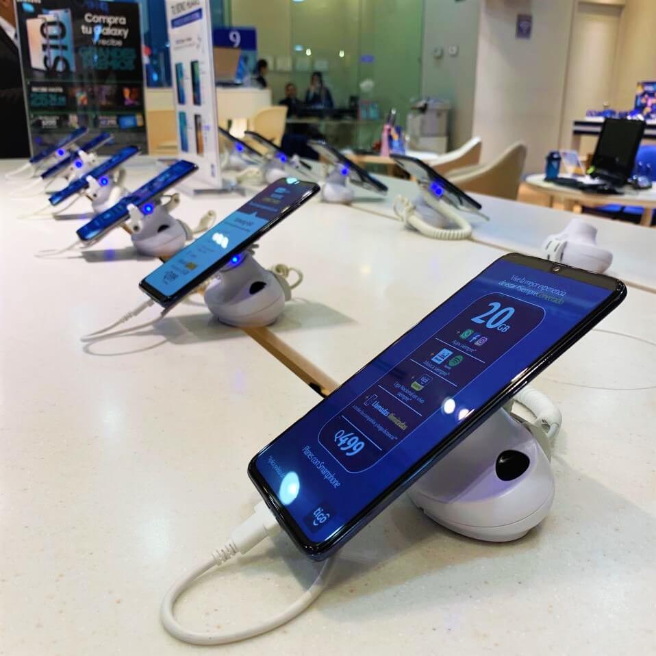 Señalización digital en móviles o celulares para exhibición en retail Tigo, tecnología de Tekus