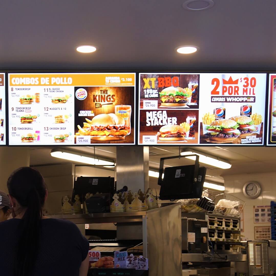 Cartelería digital de Burger King, pantallas con menús digitales, señalización digital de Tekus