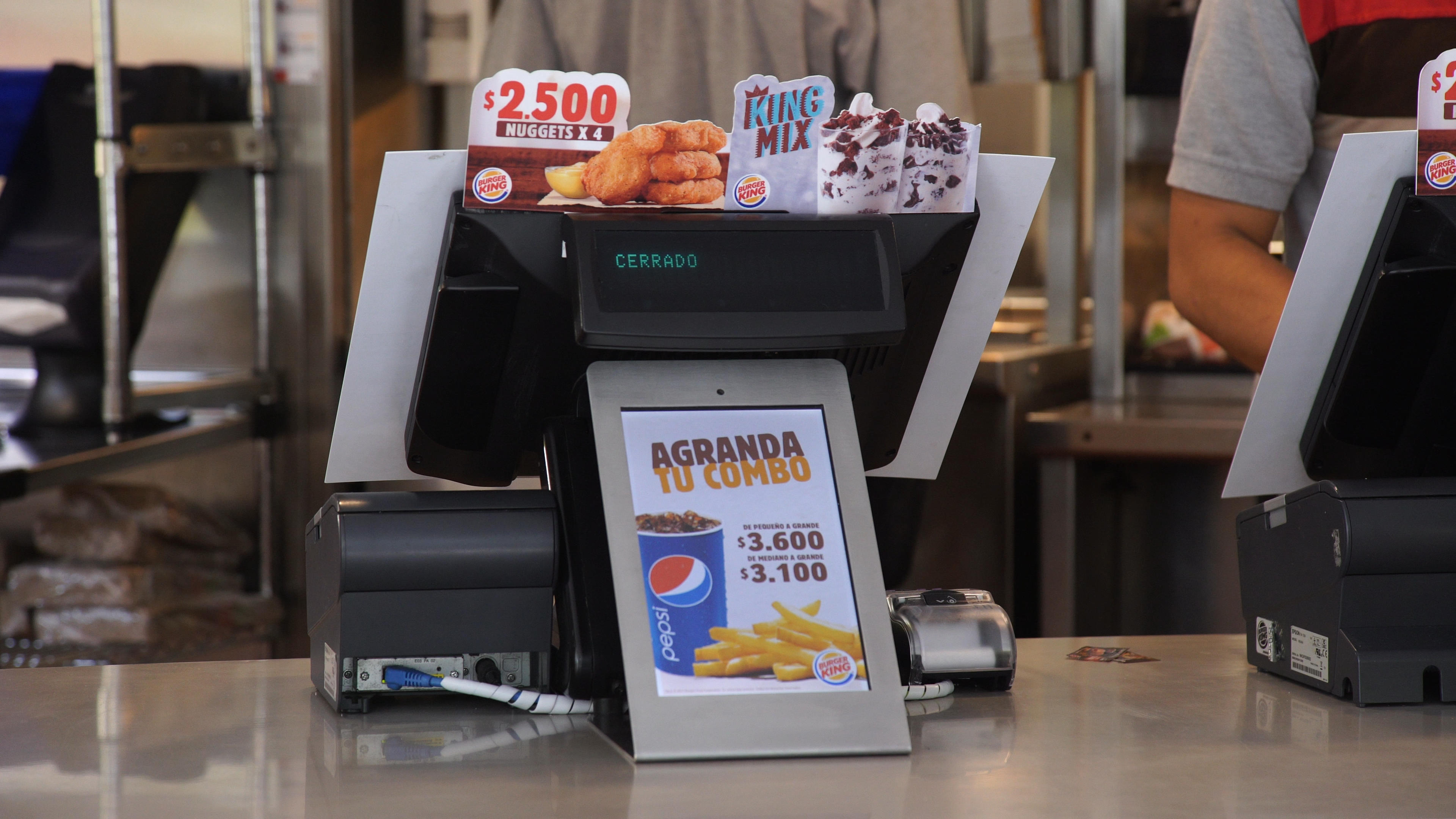 Cartelería digital en Buger King, tablet de Tekus